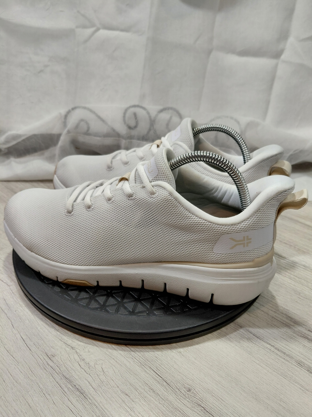 NEW KURU Womens Flex,Bright White & Sand Athletic Sneakers SIZE 9.5 - Picture 5 of 11